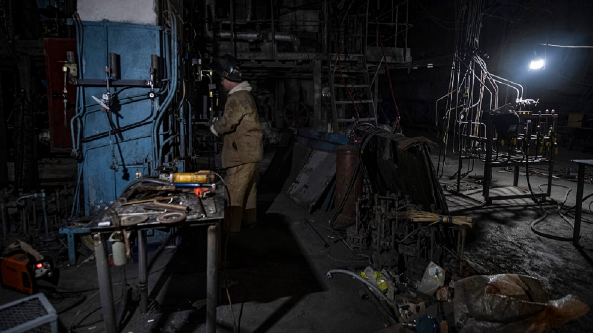 Trabajos de reparación dentro de la Central Eléctrica 3 de Járkiv, tras un bombardeo ruso en octubre de 2022 - PHOTO/MARÍA SENOVILLA