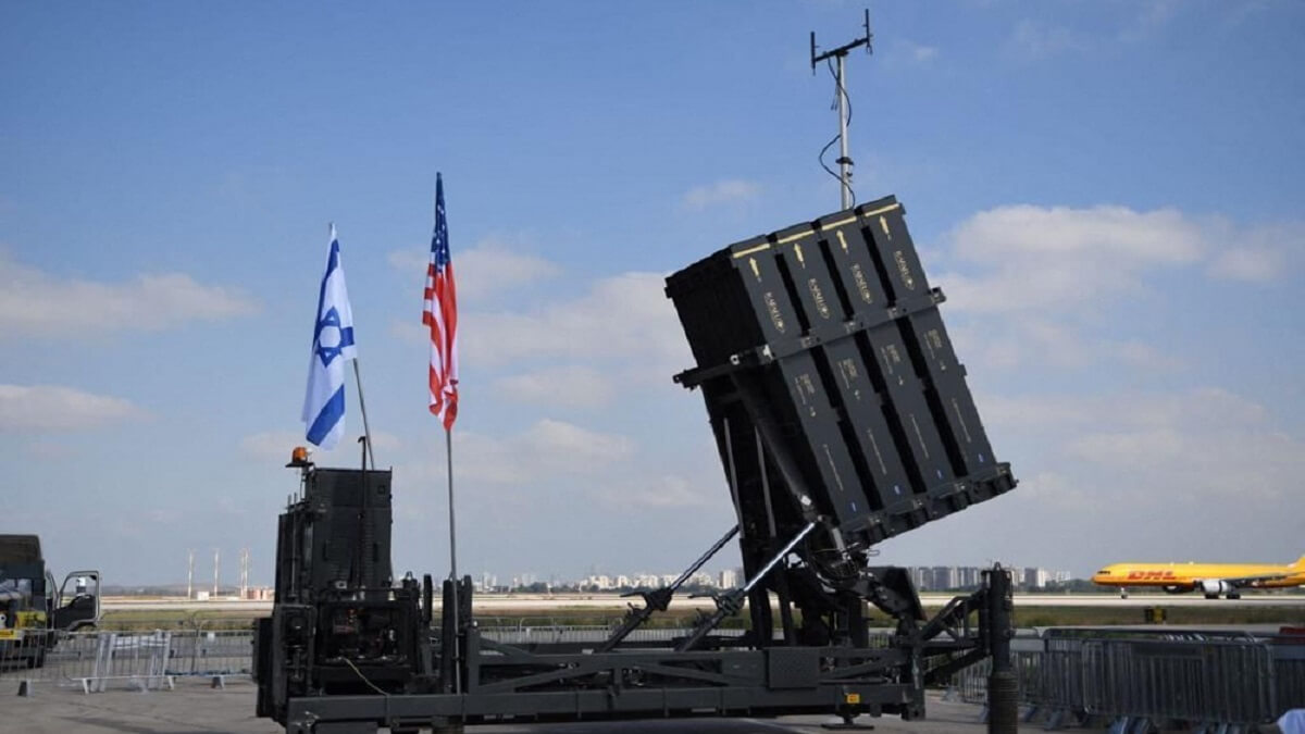 Una imagen difundida por el Ministerio de Defensa israelí (IMDO) el 12 de julio de 2022 muestra la Cúpula de Hierro, parte del sistema de defensa antiaérea israelí de varios niveles, expuesta en el aeropuerto israelí de Ben Gurion, en Lod, cerca de Tel Aviv, antes de una visita del presidente estadounidense, Joe Biden – PHOTO/AFP PHOTO/HO/MINISTERIO DE DEFENSA ISRAELÍ