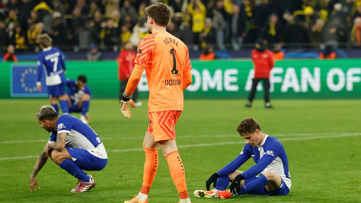 El portero suizo del Dortmund Gregor Kobel pasa junto a los jugadores del Atlético reaccionando tras el partido de fútbol de vuelta de cuartos de final de la UEFA Champions League entre el Borussia Dortmund y el Atlético de Madrid en Dortmund, oeste de Alemania, el 16 de abril de 2024 – PHOTO/Odd ANDERSEN/AFP