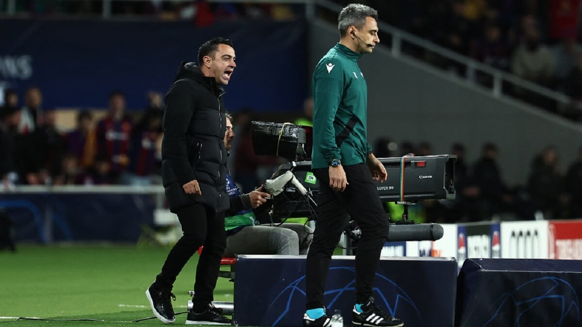 El entrenador español del Barcelona, Xavi, reacciona durante el partido de fútbol de vuelta de cuartos de final de la Liga de Campeones de la UEFA entre el FC Barcelona y el París SG en el Estadi Olímpic Lluis Companys de Barcelona el 16 de abril de 2024 – PHOTO/FRANCK FIFE/AFP