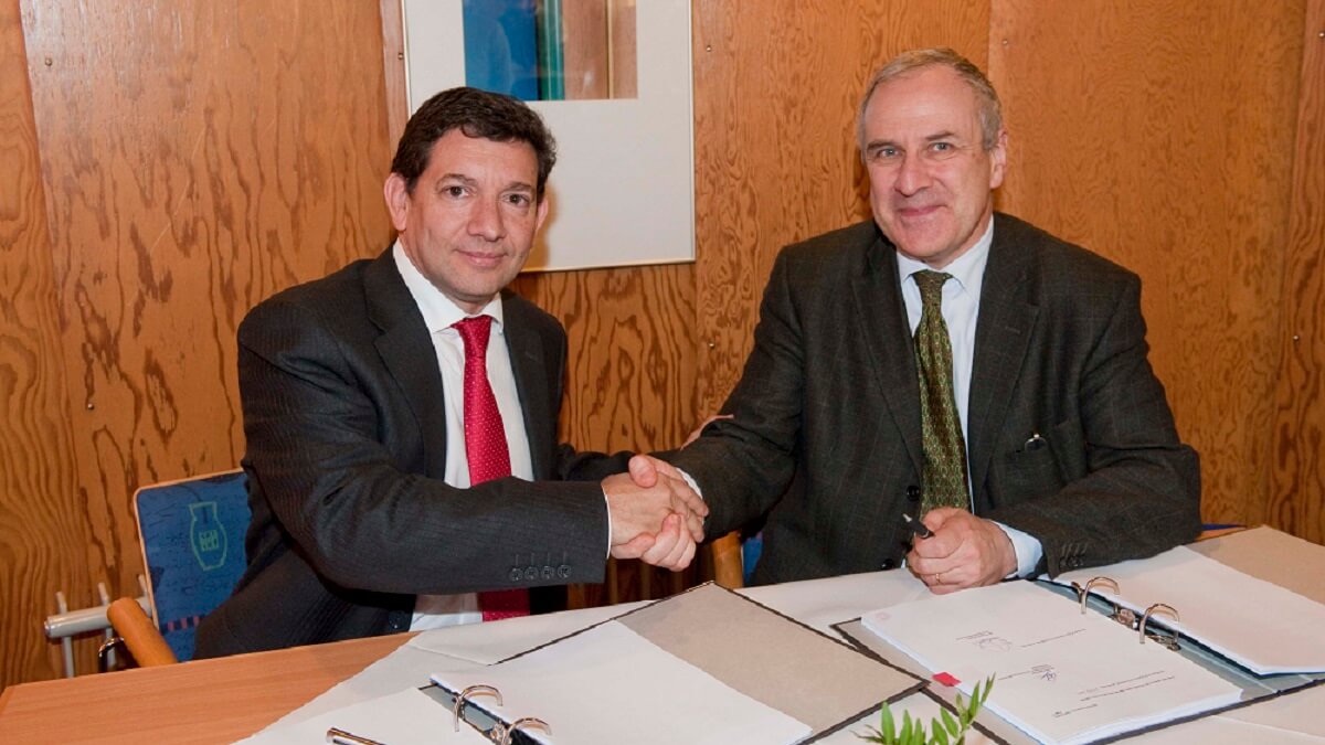 Los primeros estudios industriales se remontan a 2011, cuando el actual director de Espacio y Ciencia de Sener, Diego Rodríguez (izquierda), suscribió con la ESA el primer contrato de Proba-3 - PHOTO/ESA-Anneke L’Floch