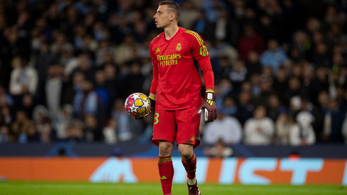 Andriy Lunin, número 13 y portero del Real Madrid, juega en el partido de vuelta de cuartos de final de la Liga de Campeones de la UEFA entre el Manchester City y el Real Madrid en el Etihad Stadium de Manchester, el 17 de abril de 2024 – PHOTO/MI News/NurPhoto/NurPhoto vía AFP