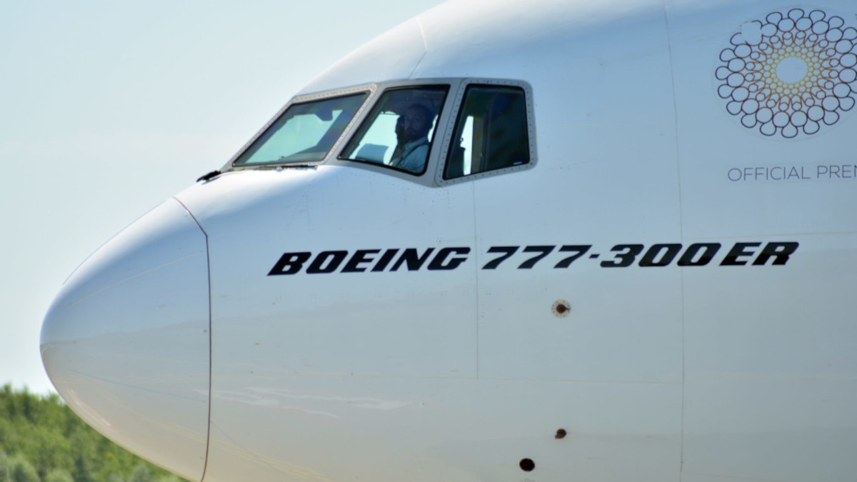 Cabina de pilotaje de un avión Boeing modelo 777 - 300 ER - <a data-cke-saved-href="https://depositphotos.com/es/?/" href="https://depositphotos.com/es/?/">Depositphotos</a>