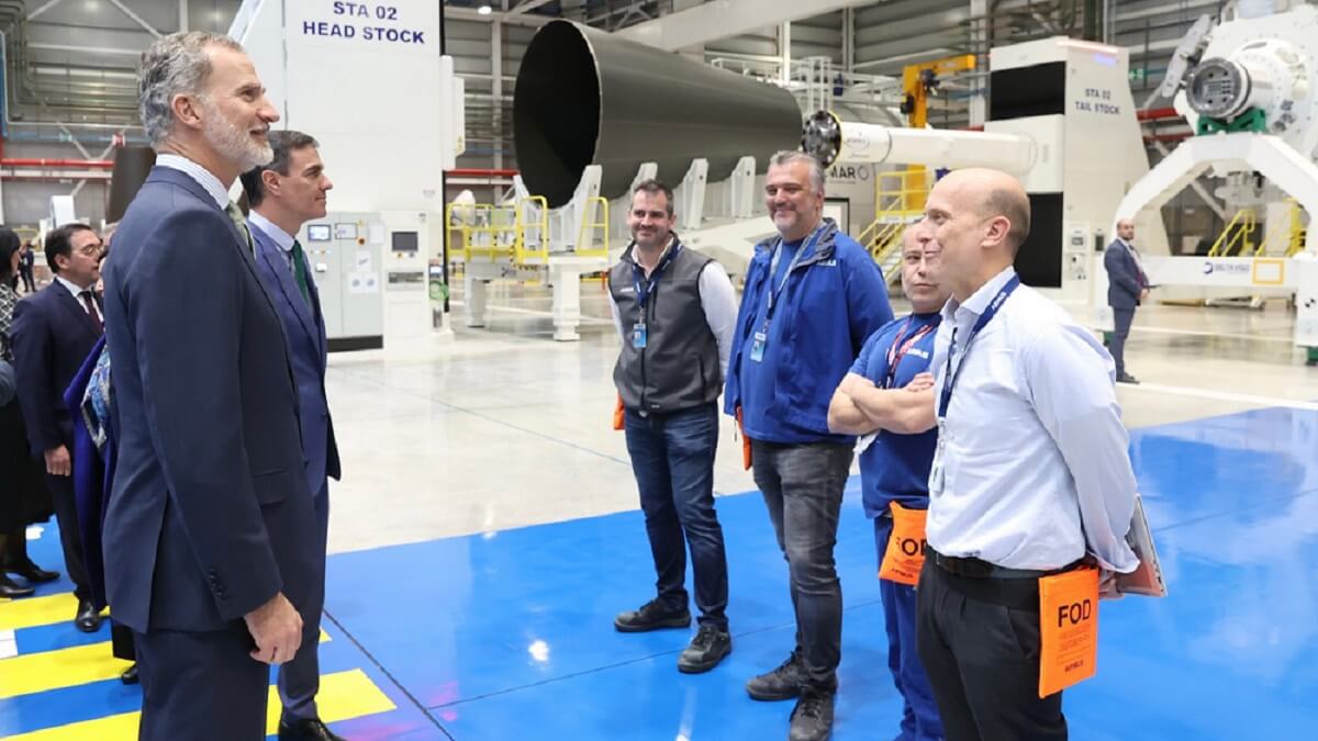 Se busca una persona involucrada y buena conocedora del sector en sus vertientes militar y civil. La imagen recoge la visita del rey Felipe VI a la nueva sede de Airbus Space Systems en Getafe, Madrid - PHOTO/Airbus DS