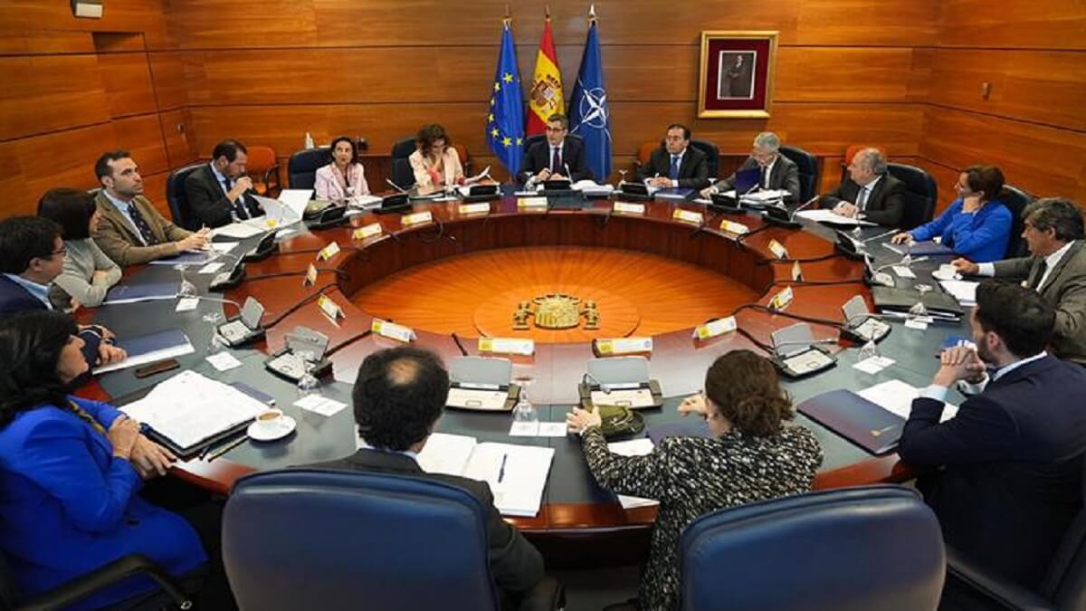 El Consejo rector de la AEE tiene una cantidad de altos miembros semejante al del Consejo de Seguridad Nacional. En imagen, en su reunión del 16 de abril, con presencia de Morant - PHOTO/Pool Moncloa-Borja Puig de la Bellacasa