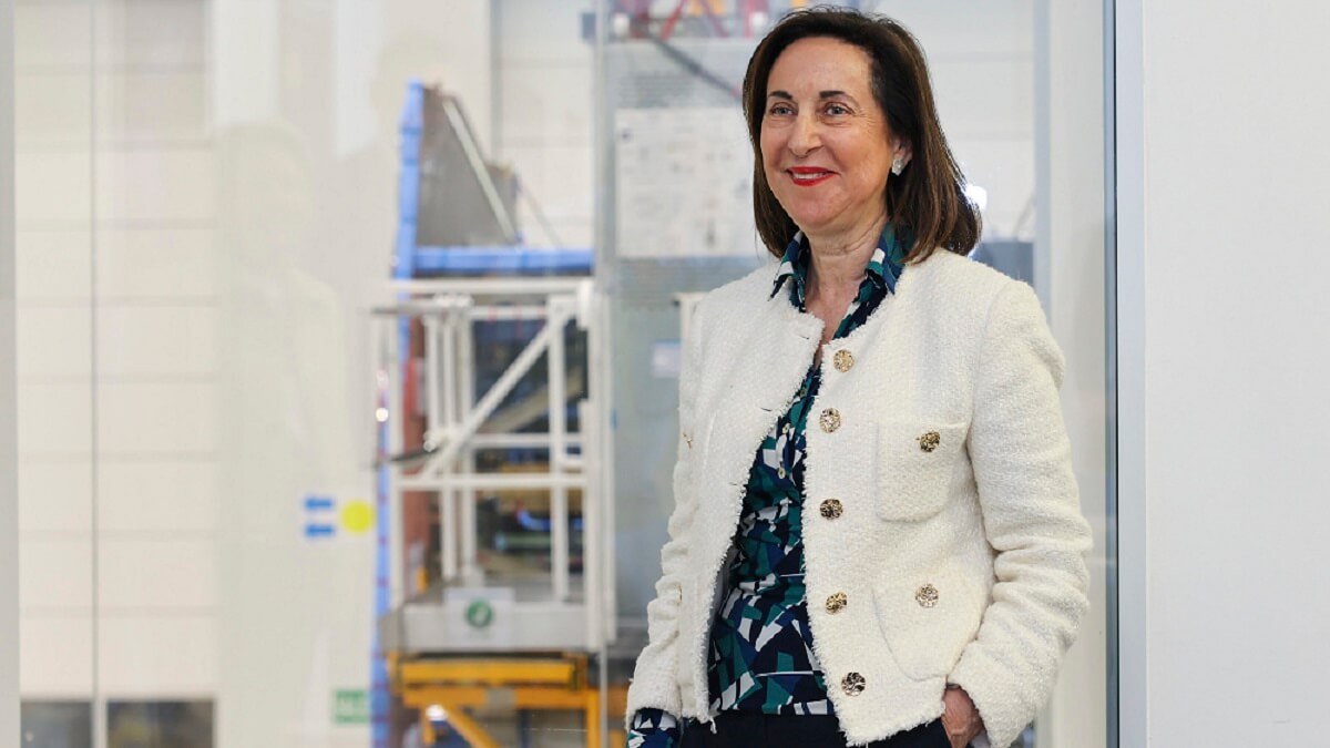 La ministra de Defensa, Margarita Robles, ha sido informada de los trabajos que se desarrollan en Madrid, para hacer realidad la nueva generación de satélites gubernamentales españoles. A su espalda, el Spainsat NG II - PHOTO/MDE-Iñaki Gómez