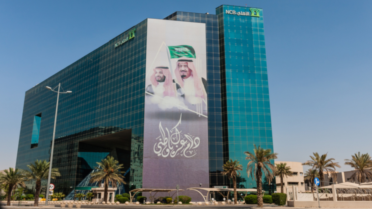 Sede del Banco de Inversiones de Capital del BCN con retratos del rey Salman y el príncipe heredero Mohamed bin Salman - <a data-cke-saved-href="https://depositphotos.com/es/?/" href="https://depositphotos.com/es/?/">Depositphotos</a>