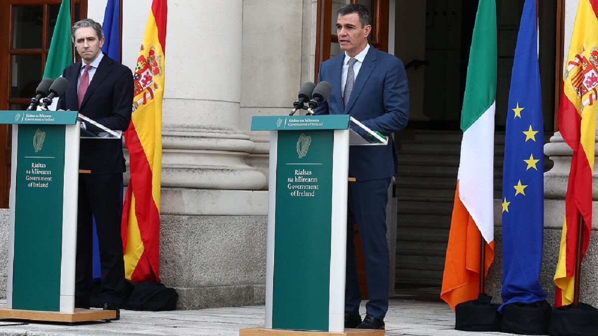 El segundo encuentro, más de lo mismo. Tras su estancia en Oslo, Sánchez se entrevistó en Dublín el mismo 12 de abril con el primer ministro de Irlanda, Simon Harris, al que tampoco convenció - PHOTO/Pool Moncloa-Fernando Calvo