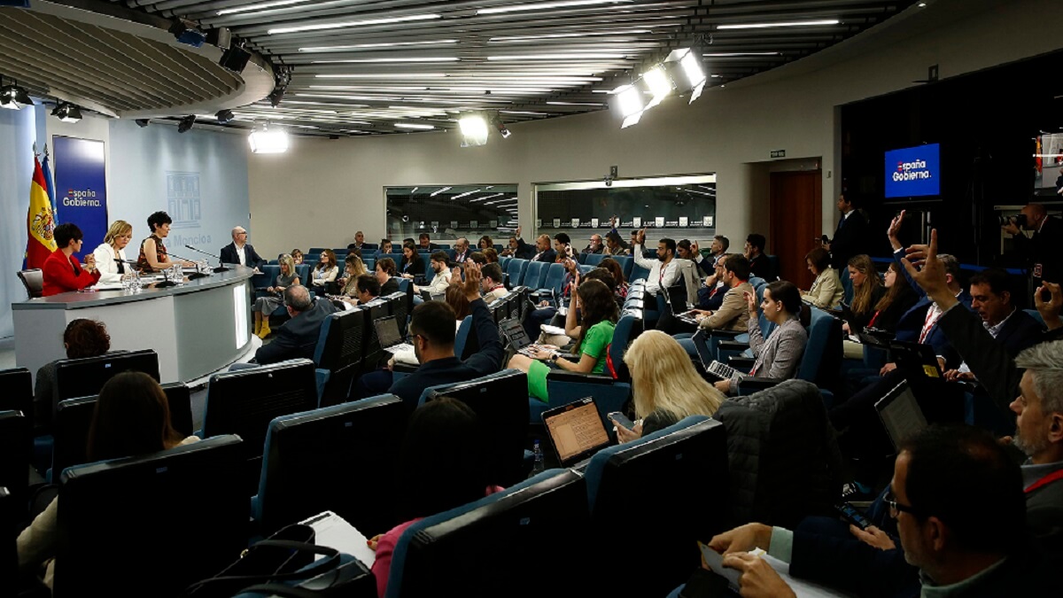 Sala de prensa de la Moncloa donde los periodistas, con rostros de sorpresa, escucharon de la portavoz que Sánchez iba a protagonizar una gira para impulsar el reconocimiento de Palestina como Estado - PHOTO/Pool Moncloa-José Manuel Álvarez