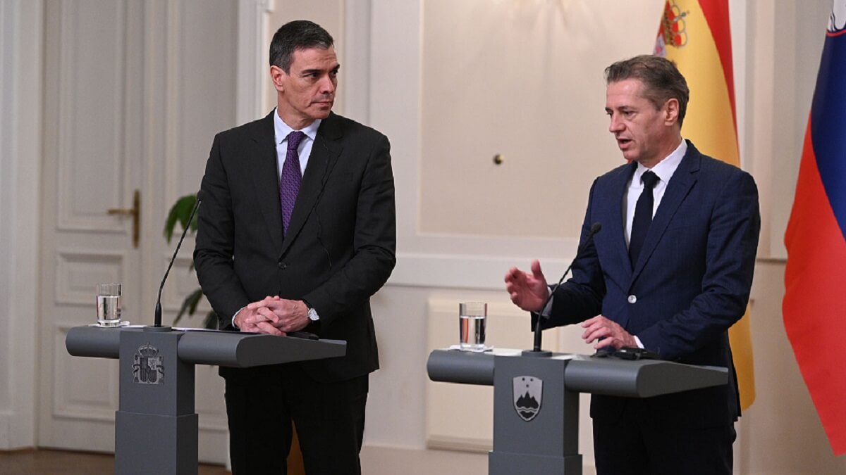 En la tercera reunión, más de lo mismo. El primer ministro de Eslovenia, Robert Golob, explicó a Sánchez el 16 de abril que será posible cuando se den las circunstancias adecuadas - PHOTO/Pool Moncloa-Borja Puig de la Bellacasa