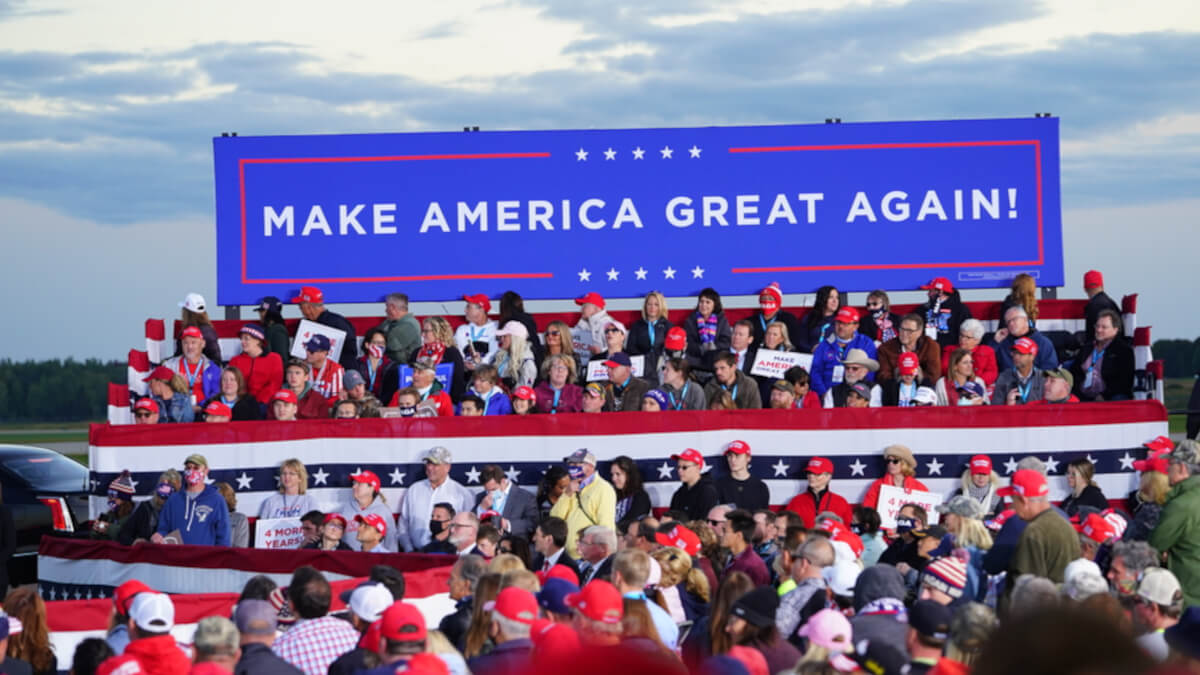 Ciudadanos norteamericanos en un meeting de Donlad Trump, con el lema Make America Great Again - <a data-cke-saved-href="https://depositphotos.com/es/?/" href="https://depositphotos.com/es/?/">Depositphotos</a>