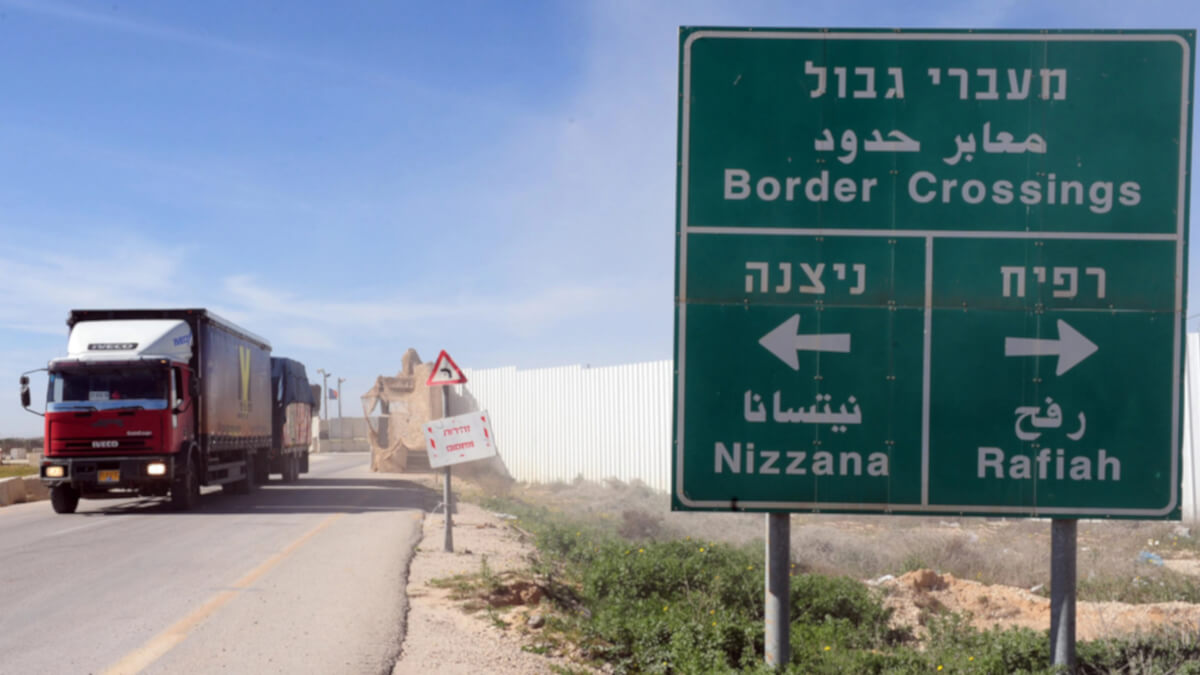 Camiones con ayuda humanitaria en la frontera con la Franja de Gaza, cerca del paso de Rafah - <a data-cke-saved-href="https://depositphotos.com/es/?/" href="https://depositphotos.com/es/?/">Depositphotos</a>