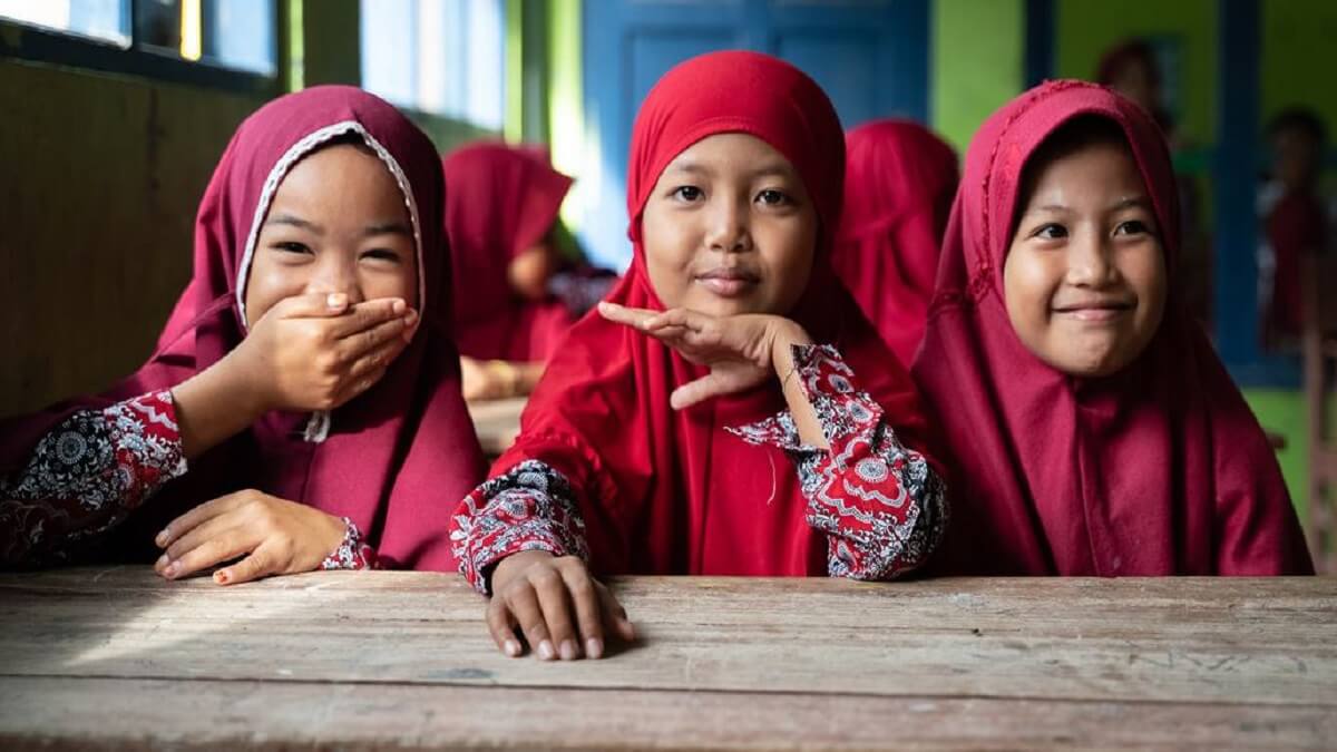 Unas niñas esperan su turno para vacunarse en la escuela primaria Rusung Raya de Indonesia - © UNICEF/Clark