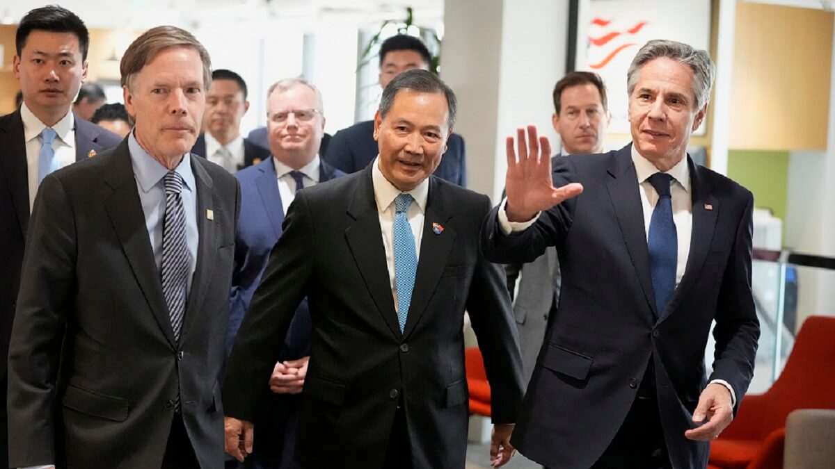 El secretario de Estado de Estados Unidos, Antony Blinken (dcha.), el embajador de EE. UU. en China, Nicholas Burns (izq.), y el presidente de la Cámara, Eric Zheng, saludan mientras se reúnen con líderes empresariales en la Cámara de Comercio de EE. UU. en Shanghái el 25 de abril de 2024 – PHOTO/Mark Schiefelbein/POOL/AFP