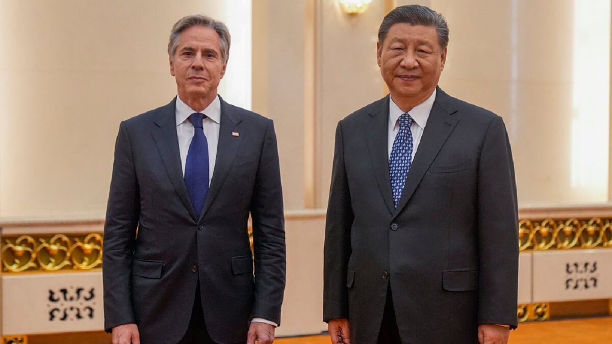 El secretario de Estado de Estados Unidos, Antony Blinken (izq.), se reúne con el presidente de China, Xi Jinping, en el Gran Salón del Pueblo de Pekín el 26 de abril de 2024 – PHOTO/Mark Schiefelbein/POOL/AFP