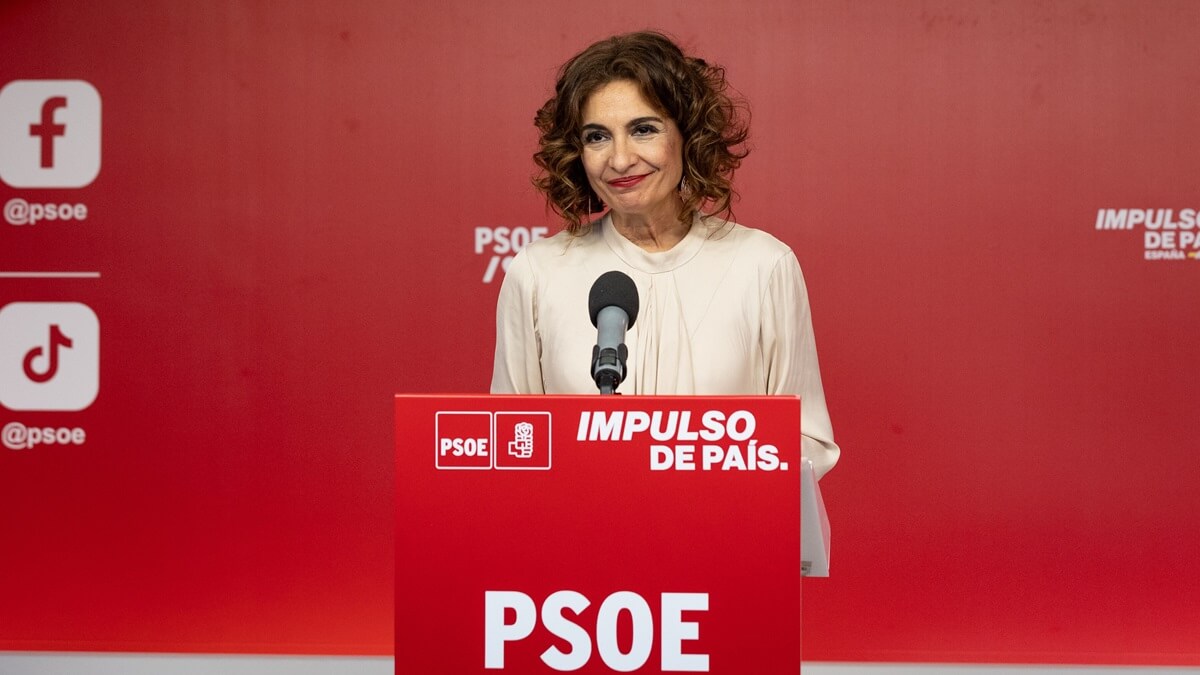 La vicepresidenta primera y ministra de Hacienda, Maria Jesús Montero, es una de sus mejores beatas de Sánchez y la que aplaude de manera desmedida cada una de sus gestos y palabras - PHOTO/PSOE-Eugenia Morago