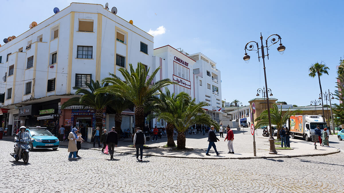 Vista general de la plaza Gran Zoco, donde se encuentra el Cinema RIF, uno de los cines más famosos de la ciudad de Tánger <strong>- PHOTO/ATALAYAR</strong>