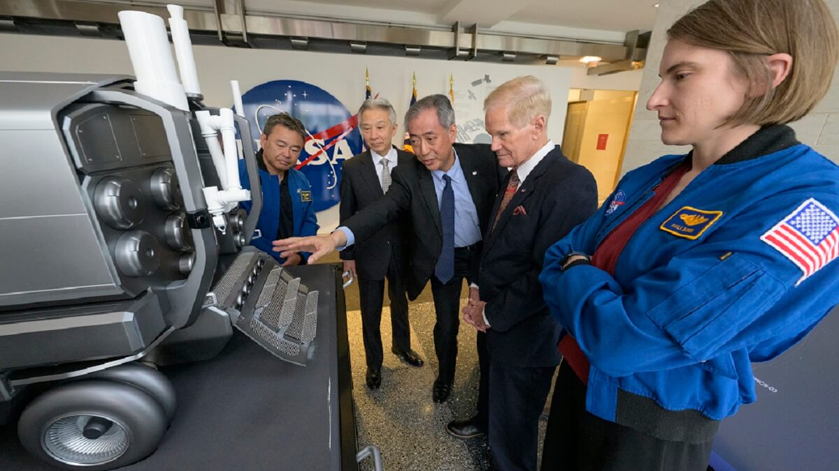 El presidente de la JAXA, Hiroshi Yamakawa, explica el Lunar Cruiser al jefe de la NASA, Bill Nelson, en presencia del ministro de Ciencia y Tecnología, Masahito Moriyama, y los astronautas Akihiko Hoshide y Kayla Barron - PHOTO/NASA-Bill Ingalls