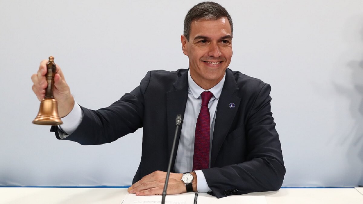 El presidente Sánchez mostrando el instrumento de punto y aparte con el que va a poner firmes a los periodistas, jueces y fuerzas del averno que no le son proclives - PHOTO/Pool Moncloa-Borja Puig de la Bellacasa
