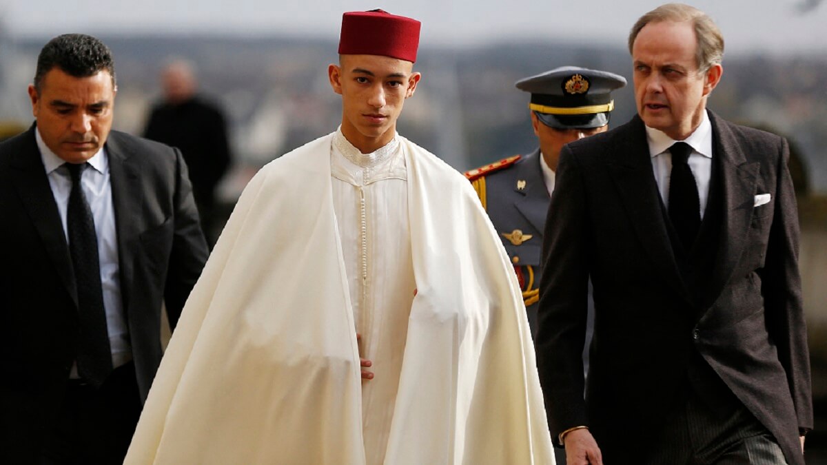 El príncipe Hassan de Marruecos (C) y Jean de Orleans (R), conde de París, asisten a los funerales de Henri de Orleans, conde de París y duque de Francia, en la Capilla Real de Saint-Louis en Dreux, norte de Francia, el 2 de febrero de 2019 - PHOTO/AFP/CHARLY TRIBALLEAU