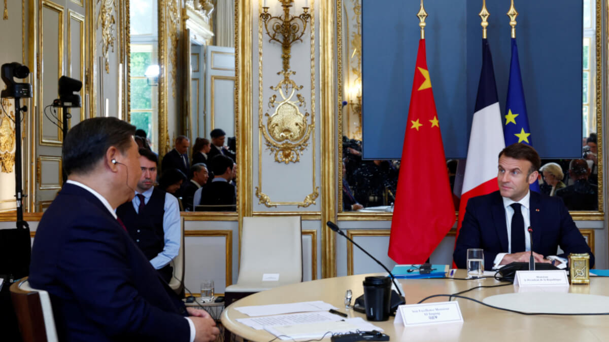 El presidente chino, Xi Jinping (izq.), el presidente francés, Emmanuel Macron (dcha.), y el presidente de la Comisión Europea (no en la imagen) celebran una reunión trilateral en el marco de la visita de Estado de dos días del presidente chino, en el Palacio del Elíseo de París, el 6 de mayo de 2024 - PHOTO/ Gonzalo Fuentes / POOL / AFP