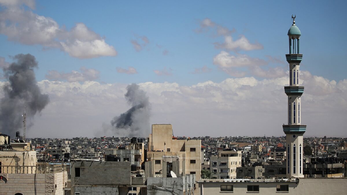 Una imagen tomada el 6 de mayo de 2024 muestra una nube de humo tras un bombardeo al este de Rafah, en el sur de la Franja de Gaza, en medio del actual conflicto entre Israel y el movimiento palestino Hamás – PHOTO/AFP