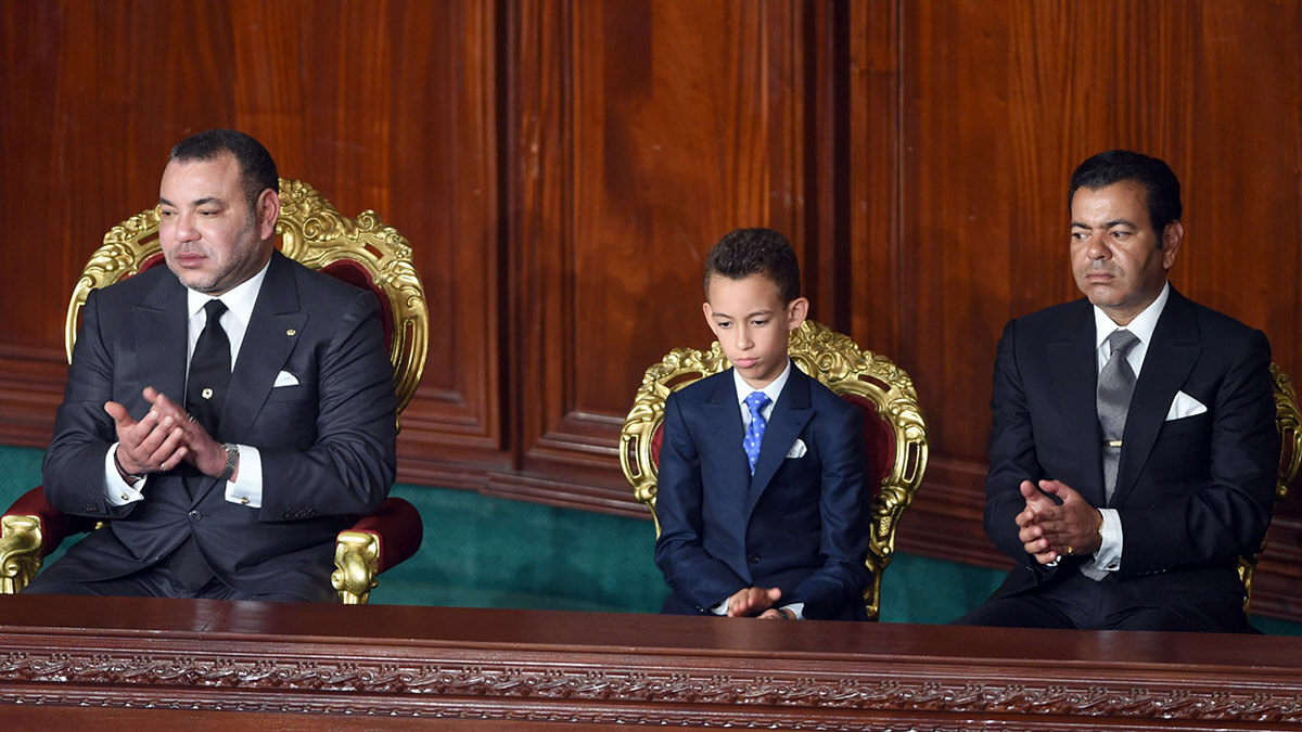 El rey marroquí Mohamed VI (Izq), su hijo, el príncipe Moulay Hassan, y su hermano, el príncipe Moulay Rachid El Alaoui, asisten a una sesión en la Asamblea Constituyente de Túnez el 31 de mayo de 2014 en Túnez - AFP PHOTO/FETHI BELAID