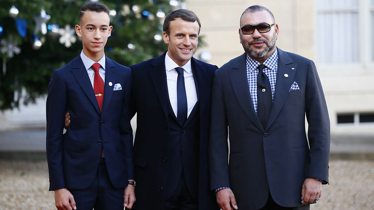 El príncipe heredero de Marruecos, Moulay El Hassan, izquierda, y el rey de Marruecos, Mohamed VI, derecha, son recibidos por el presidente francés antes de un almuerzo en el Palacio del Elíseo en París, el martes 12 de diciembre de 2017 - AP/FRANCOIS MORI