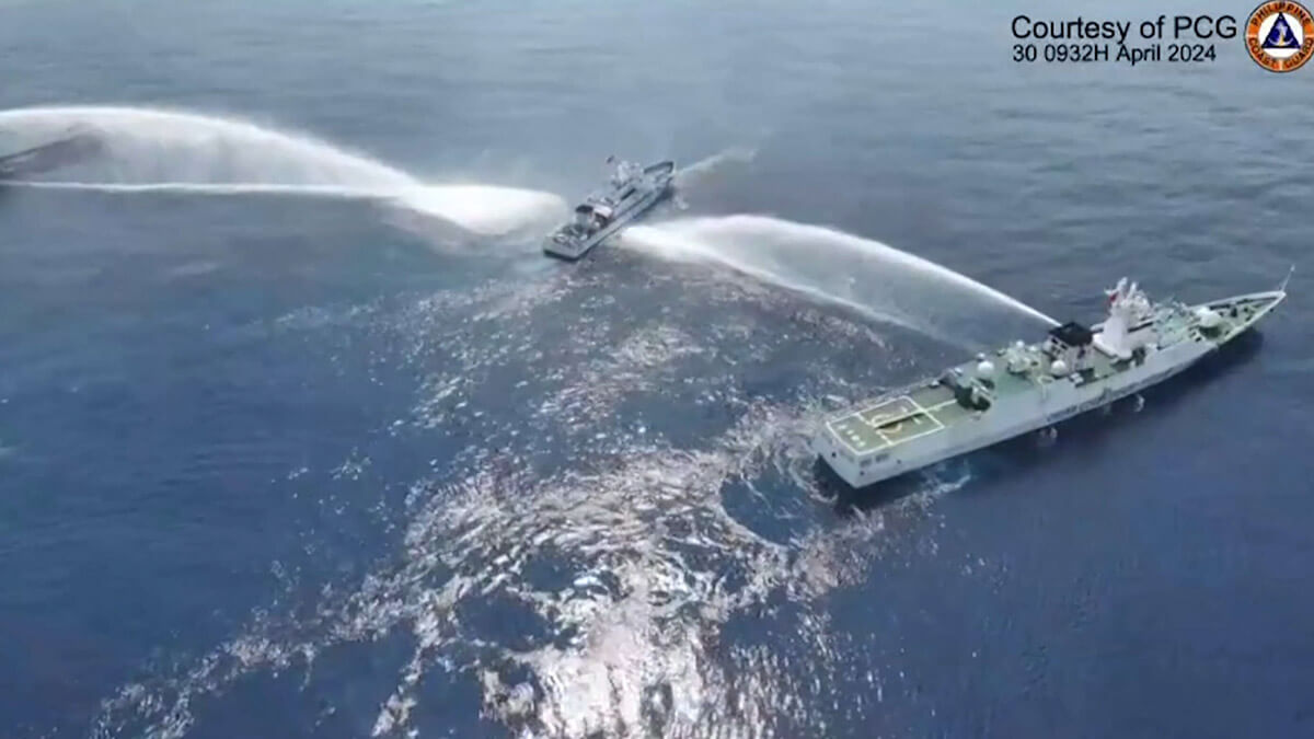 Barco de la Guardia Costera de Filipinas BRP Bagacay (C) siendo alcanzado por un cañón de agua de la guardia costera china, cerca del banco de arena de Scarborough, controlado por China, en aguas en disputa del Mar de China Meridional - AFP/GUARDIA COSTERA DE FILIPINAS (PCG)