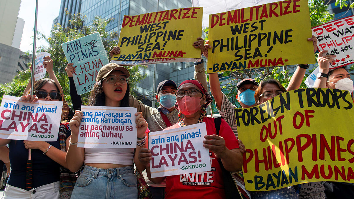Activistas filipinos realizan una protesta condenando las acciones de China durante un encuentro en las aguas disputadas del Mar de China Meridional, fuera del Consulado chino en la ciudad de Makati, Metro Manila, Filipinas, el 9 de abril de 2024 - REUTERS/LISA MARIE DAVID