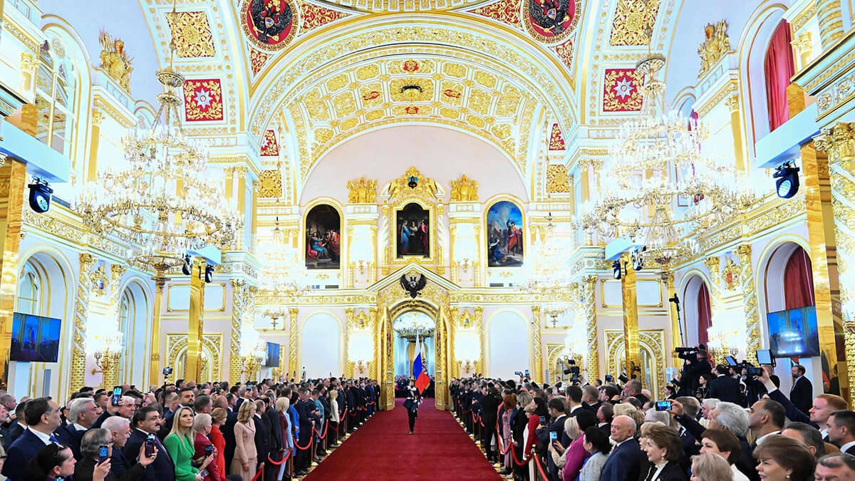 Soldados de la guardia de honor rusa portan la bandera nacional rusa y el estandarte del presidente de la Federación Rusa antes de la ceremonia de toma de posesión de Vladimir Putin en el Kremlin en Moscú en mayo 7 de 2024 - AFP/GRIGORY SYSOYEV