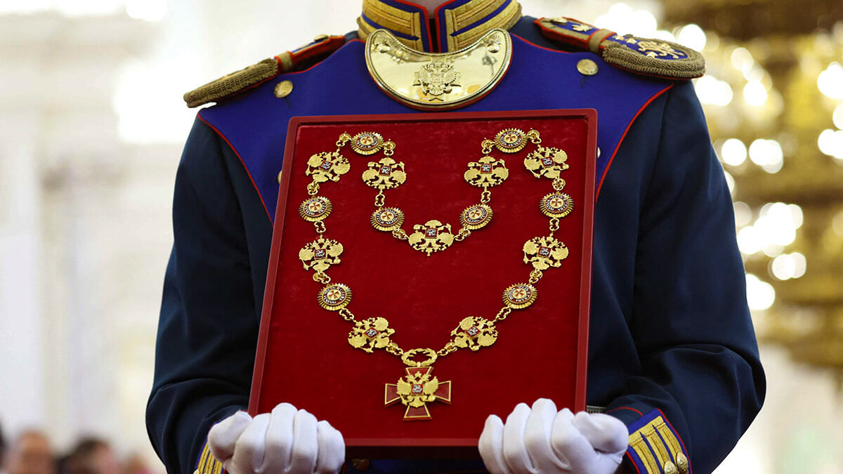 Un guardia de honor del regimiento presidencial lleva el signo del presidente antes de una ceremonia de inauguración en el Kremlin en Moscú el 7 de mayo de 2024 - AFP/ SERGEI SAVOSTYANOV