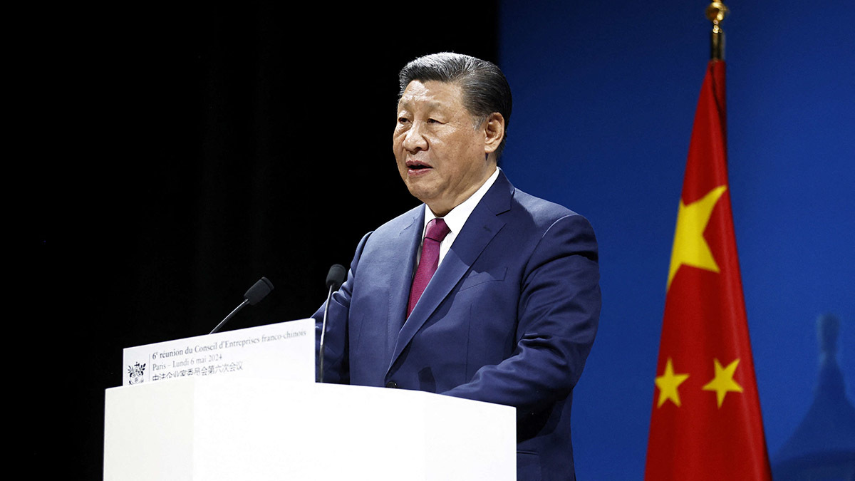 El presidente chino Xi Jinping pronuncia un discurso durante la sexta reunión del Consejo Empresarial Franco-Chino en el Teatro Marigny de París, Francia, el 06 de mayo de 2024 - REUTERS/ MOHAMMED BADRA