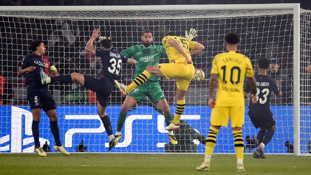 Mats Hummels marca un gol durante el partido de fútbol de semifinales de la Liga de Campeones de la UEFA, partido de vuelta, entre el París Saint-Germain y el Borussia Dortmund en el Parque de los Príncipes de París, Francia, el 7 de mayo de 2024 – PHOTO/HERVIO Jean-Marie/KMSP/KMSP vía AFP