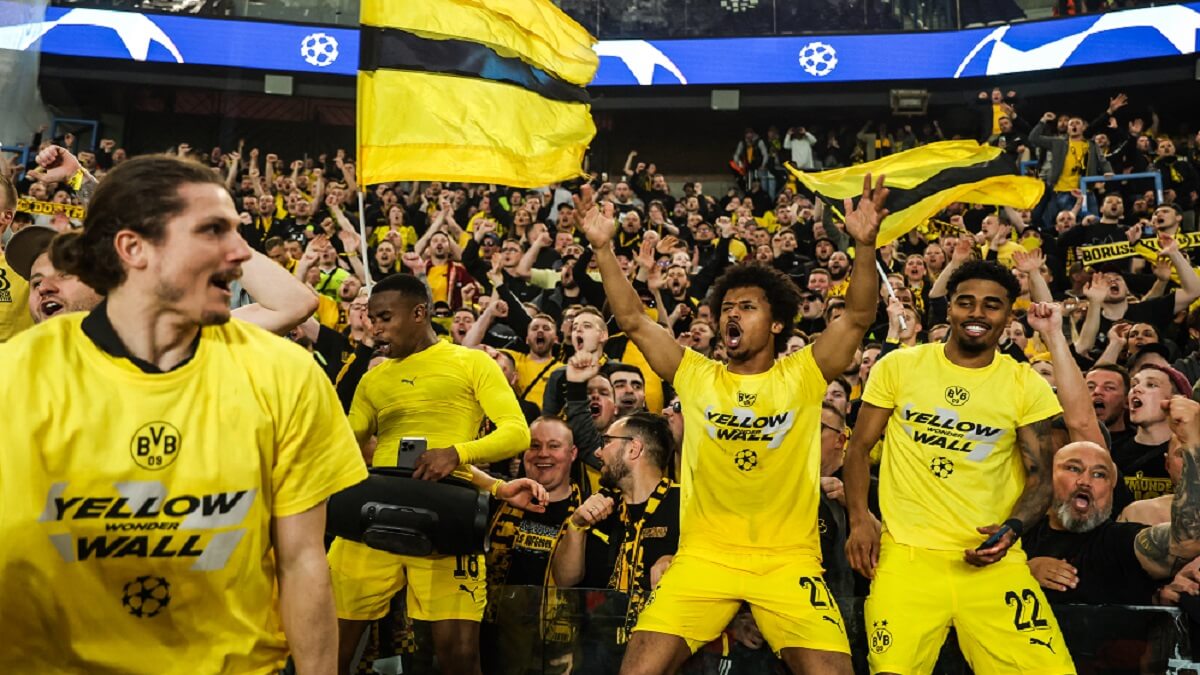Youssoufa Moukoko, del Borussia Dortmund (izquierda), Karim Adeyemi, del Borussia Dortmund (centro), e Ian Maatsen, del Borussia Dortmund (derecha), celebran tras el partido de fútbol de vuelta de semifinales de la Liga de Campeones de la UEFA entre el París Saint-Germain (PSG) y el Borussia Dortmund en el estadio Parc des Princes de París – PHOTO/Ibrahim Ezzat/NurPhoto/NurPhoto vía AFP
