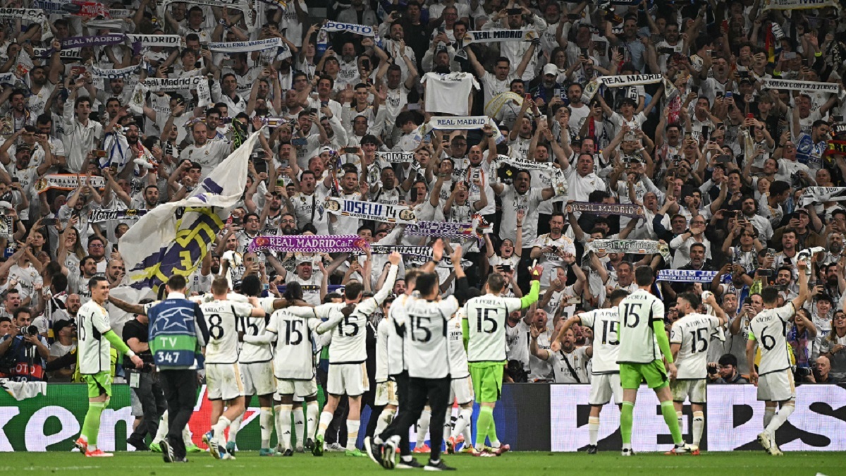 Los jugadores del Real Madrid celebran su victoria al final del partido de fútbol de vuelta de semifinales de la Liga de Campeones de la UEFA entre el Real Madrid CF y el FC Bayern de Múnich en el estadio Santiago Bernabéu de Madrid el 8 de mayo de 2024 - PHOTO/JAVIER SORIANO/AFP