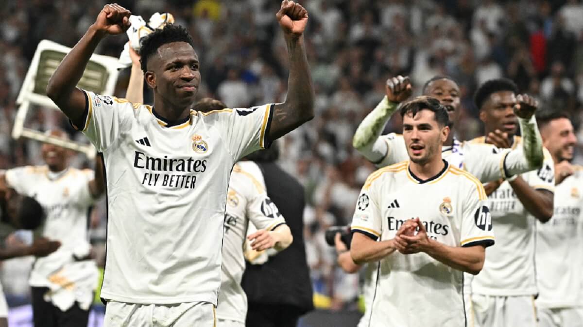 El delantero brasileño del Real Madrid Vinicius Junior y sus compañeros celebran su victoria tras el partido de fútbol de vuelta de semifinales de la UEFA Champions League entre el Real Madrid CF y el FC Bayern de Múnich en el estadio Santiago Bernabéu de Madrid el 8 de mayo de 2024 – PHOTO/JAVIER SORIANO/AFP