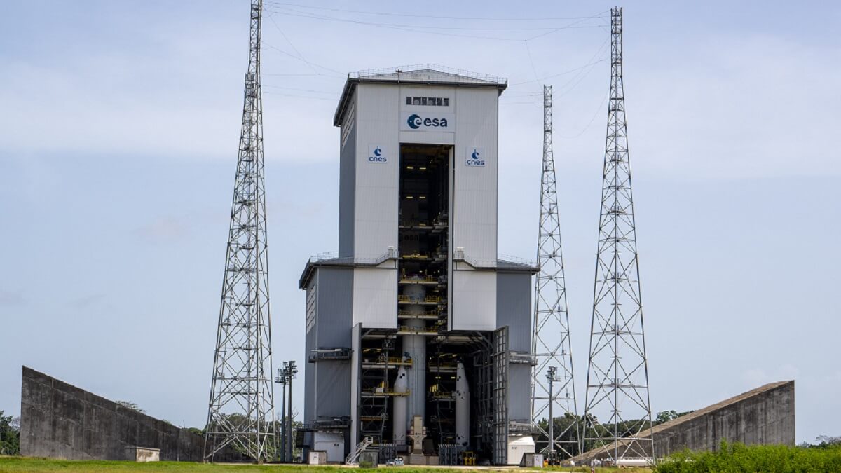 El primer Ariane 6 ya está en su plataforma de lanzamiento en la base de Kourou, en la Guayana francesa, con las interconexiones entre el cohete y los servicios en tierra ya instaladas - PHOTO/ESA-CNES-ArianeGroup-Arianespace