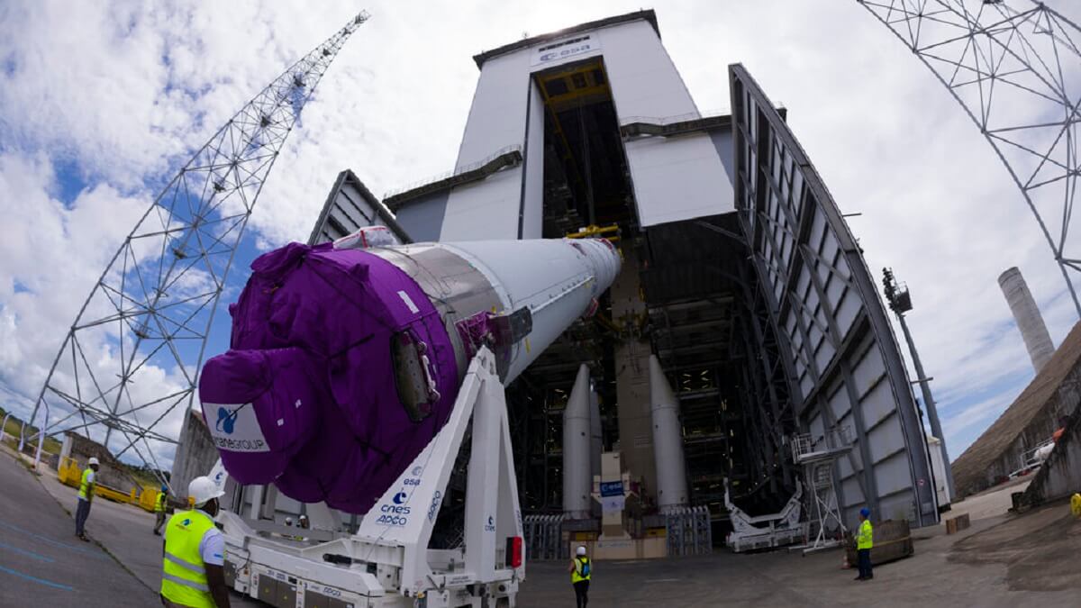 Un equipo conjunto de la ESA, el CNES, ArianeGroup y Arianespace posiciona el núcleo central del Ariane 6. Una vez completado, su altura será superior a los 60 metros - PHOTO/ESA-CNES-ArianeGroup-Arianespace