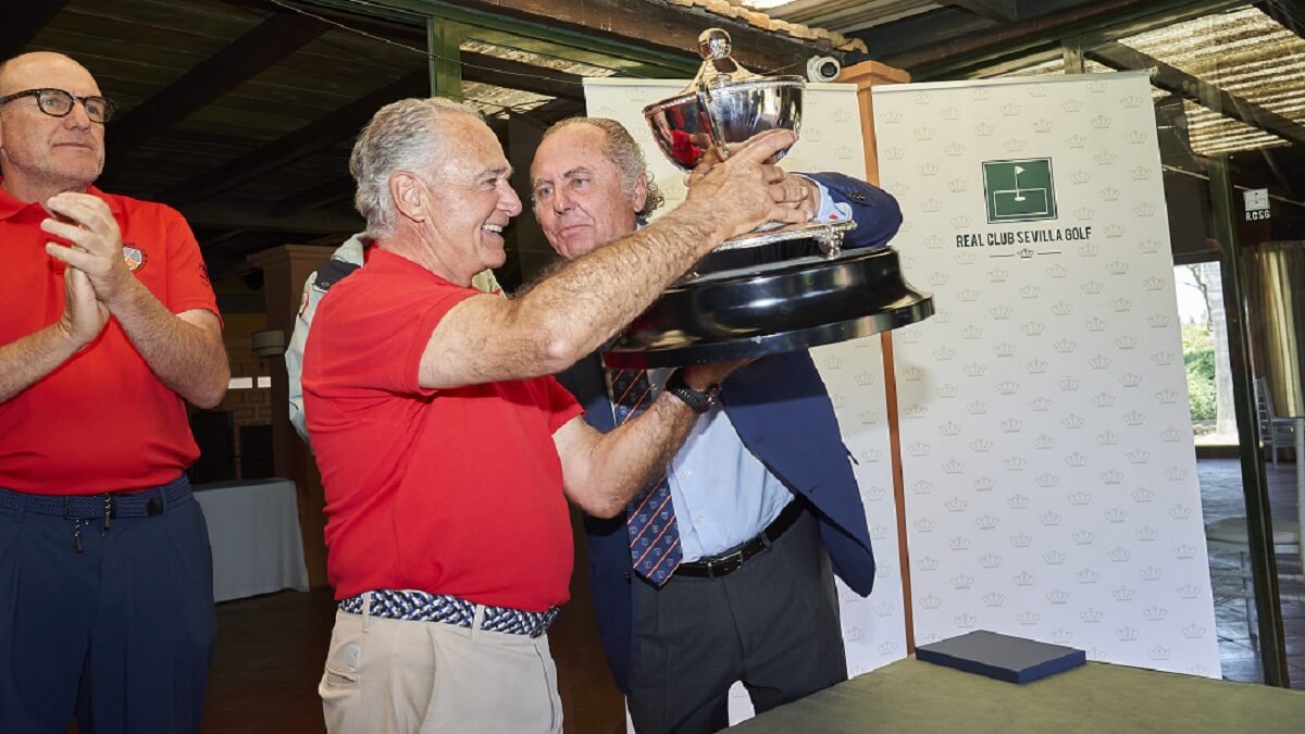 Entrega de la copa de vencedores