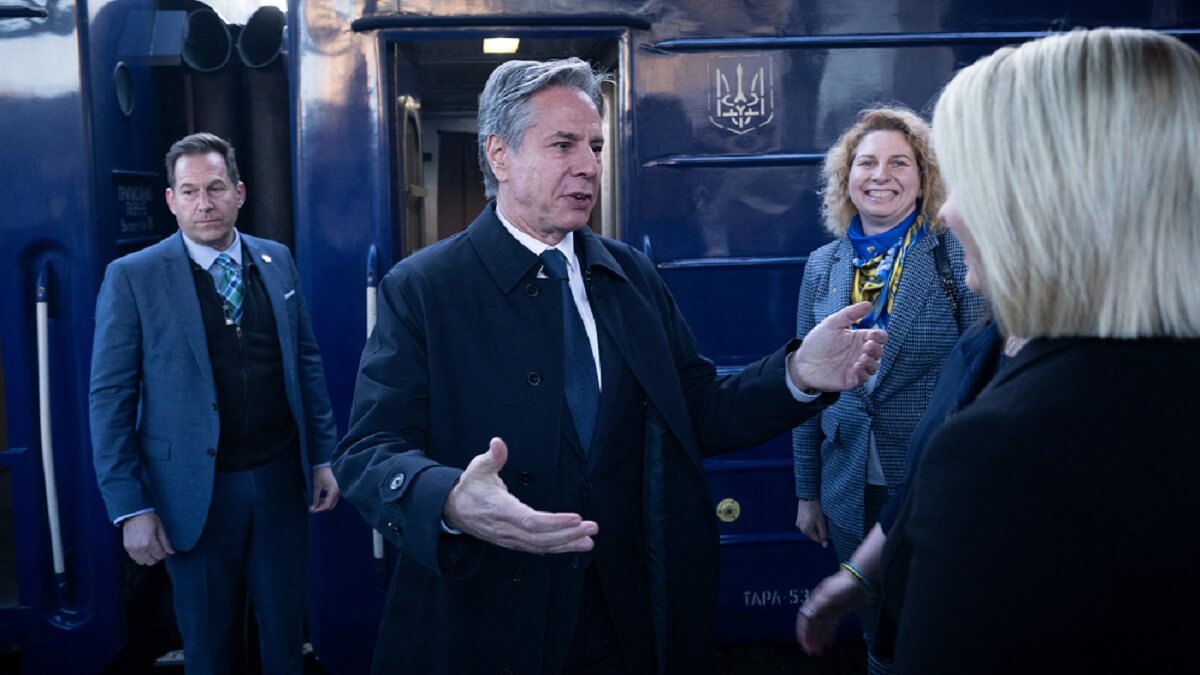 El secretario de Estado de Estados Unidos, Antony Blinken, es recibido por la embajadora de EE. UU. en Ucrania, Bridget A. Brink, tras llegar en tren a la estación de Kiev – PHOTO/Brendan Smialowski/POOL/AFP