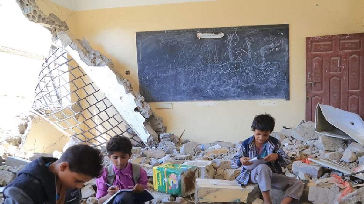 Niños estudiando en un aula destruida de la escuela Al Khair, en la provincia de Taiz, Yemen - © UNICEF/Anas ALhjj