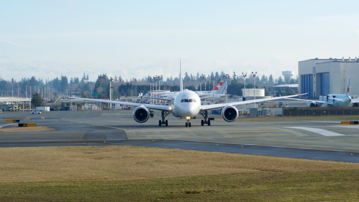 Avión modelo Boeing 777 en las pistas de la fábrica cubierta más grande del mundo en Everett, Estados Unidos - <a data-cke-saved-href="https://depositphotos.com/es/?/" href="https://depositphotos.com/es/?/">Depositphotos</a>