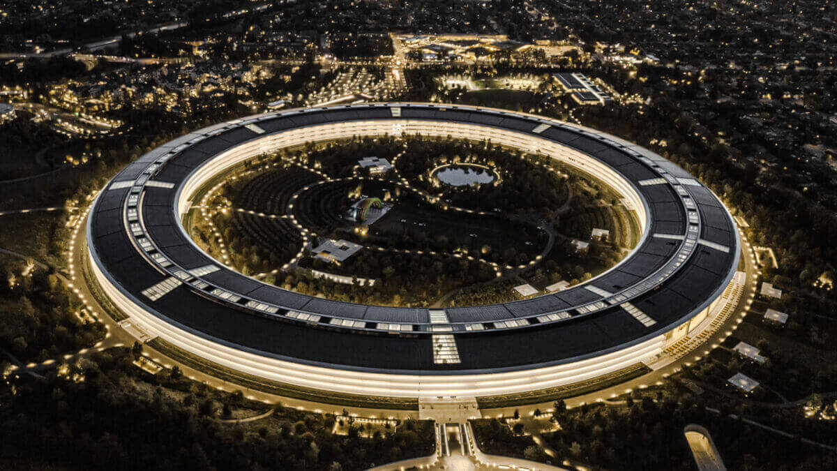 Vista completa de noche del Apple Park, en Silicon Valley, San Francisco, Estados Unidos - <a  data-cke-saved-href="https://depositphotos.com/es/?/" href="https://depositphotos.com/es/?/">Depositphotos</a>