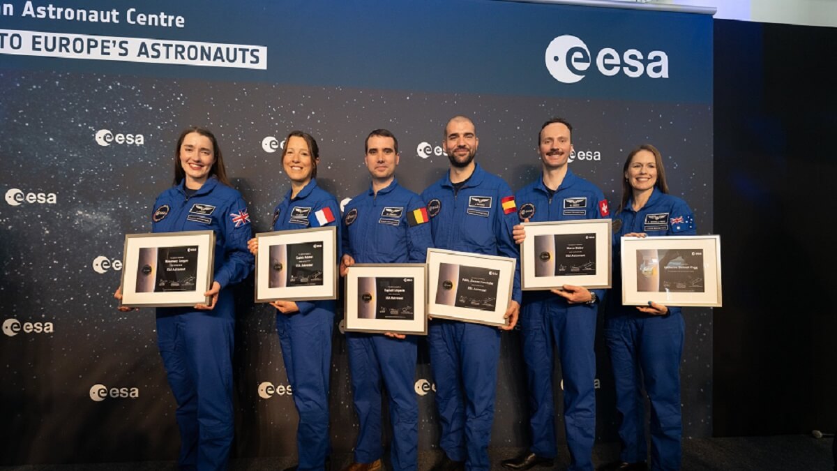 Uno de sus cometidos será coordinar la misión al espacio del español Pablo Álvarez. En imagen, con sus compañeros del Reino Unido, Francia, Bélgica, Suiza y Australia el día de su graduación como astronautas de la ESA - PHOTO/ESA