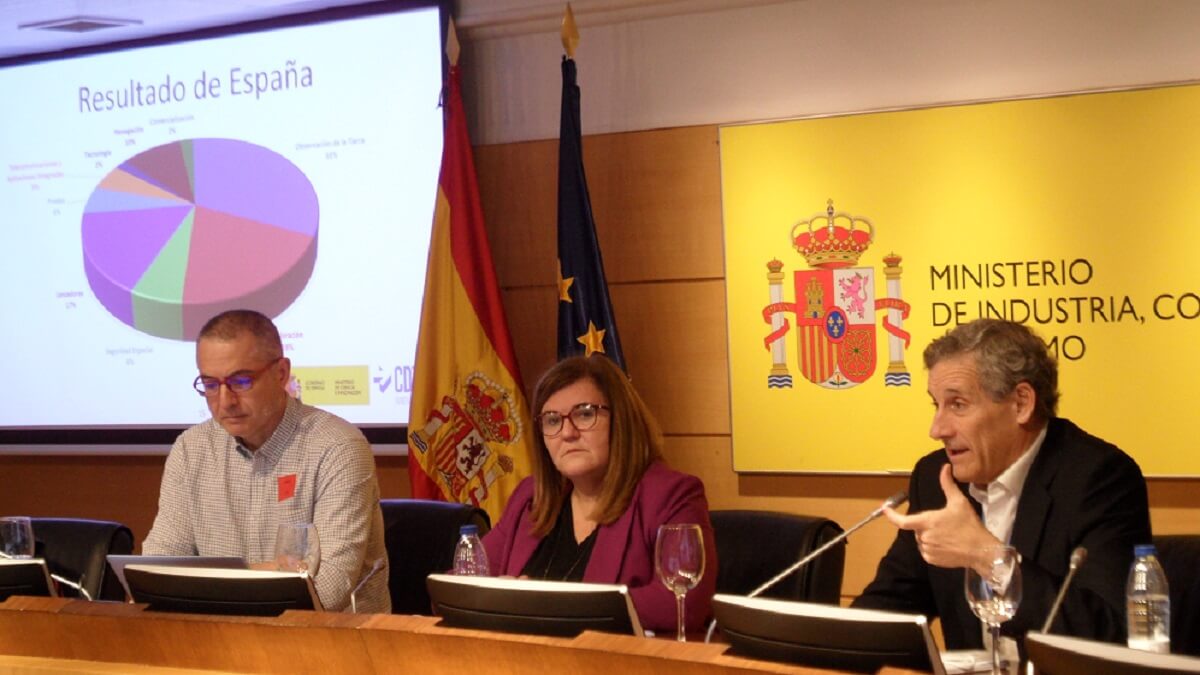 Con la actual secretaria general de Innovación, Teresa Riesgo, y el entonces comisionado del PERTE Aeroespacial, Miguel Belló, informando a la comunidad espacial nacional de los resultados de la cumbre de la ESA en París de 2022 - PHOTO/JPons
