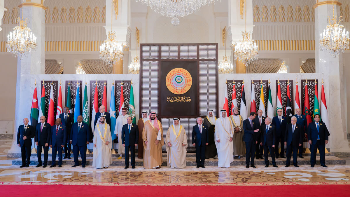 El rey de Bahréin, Hamad bin Isa al-Khalifa (centro), posando con líderes árabes en Manama el 16 de mayo de 2024, antes de la 33ª Cumbre de la Liga Árabe - BNA (Agencia de Noticias de Bahrein) / AFP