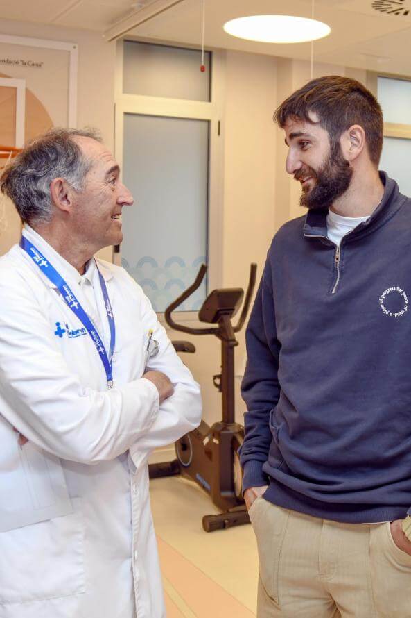 El Dr. Albert Salazar y Ricky Rubio en la presentación de la nueva Área Terapéutica de Rehabilitación Infantil y Adolescente del Hospital Universitari Vall d'Hebron.© Adrián Quiroga. Fundación "la Caixa"