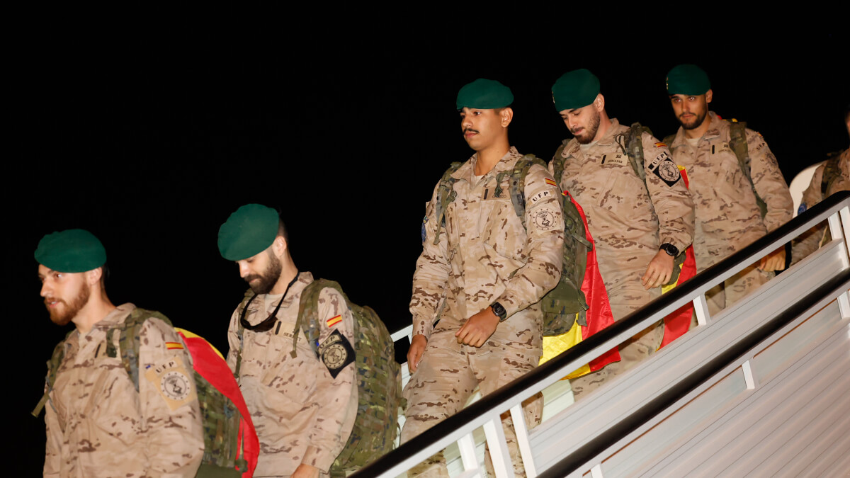 Robles recibe, en la Base Aérea de Torrejón, a los últimos miembros del contingente español, tras la culminación del repliegue de la misión EUTM Mali - Foto: Marco Romero/MDE