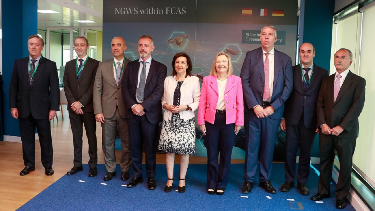 La ministra de Defensa Robles y su secretaria de Estado, Amparo Valcarce, con los altos directivos de las principales compañías españolas en el programa NGWS/FCAS: Sener, GMV, Airbus, ITP Aero y Tecnobit - PHOTO/MDE